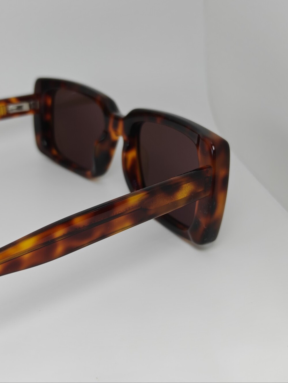 Impression. Classic Tortoiseshell Rectangular. Thicker Structure Front - Picture 8 of 11